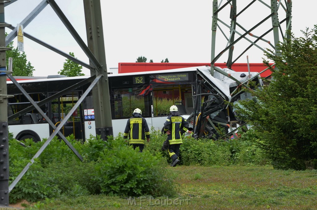 Schwerer Bus Unfall Koeln Porz Gremberghoven Neuenhofstr P127.JPG - Miklos Laubert
